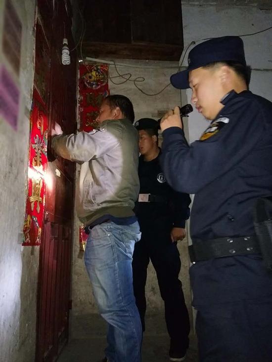 娄底粗心妈妈误将幼女锁家中 民警全城寻开锁师傅开门