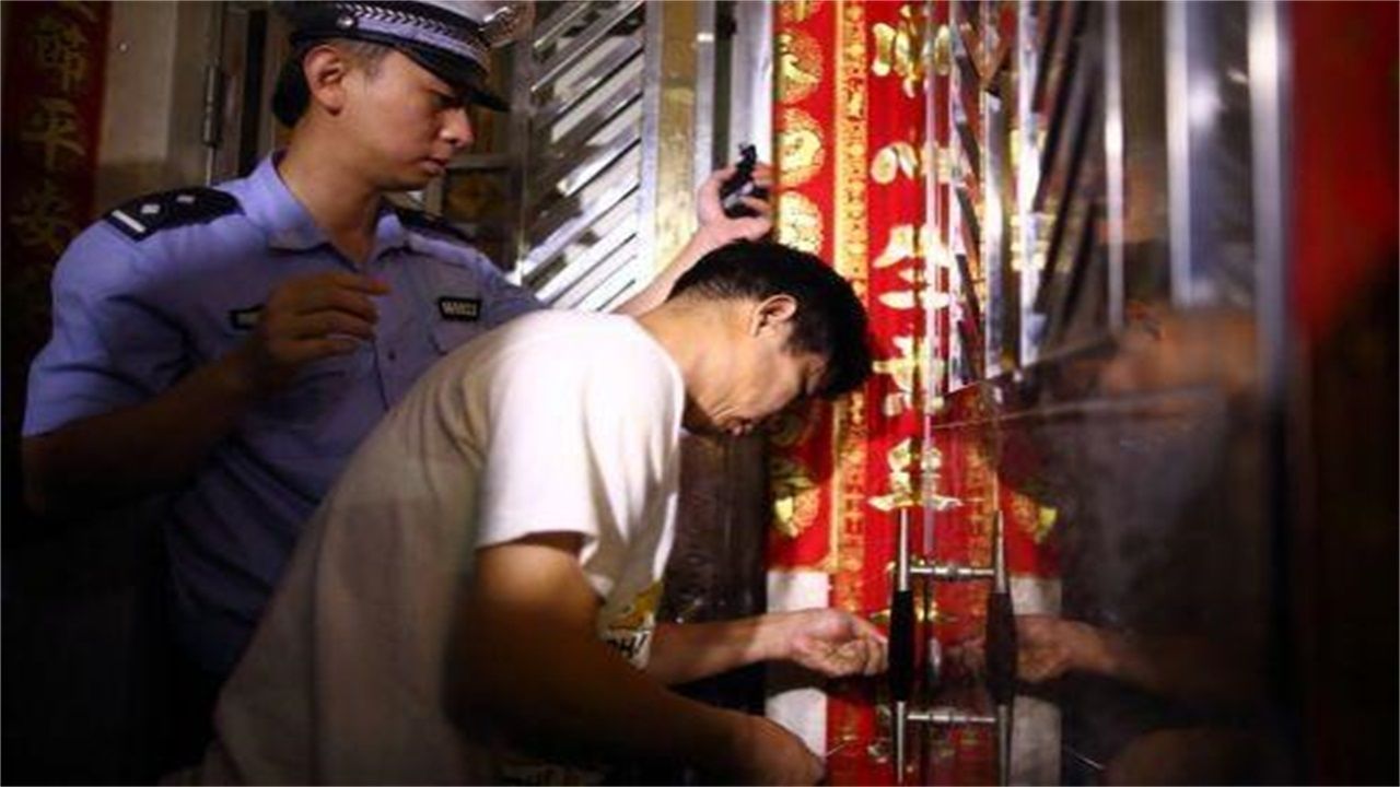 娄底请开锁师傅开了锁后，师傅为什么一般都不进门，就算主人请也不进去？
